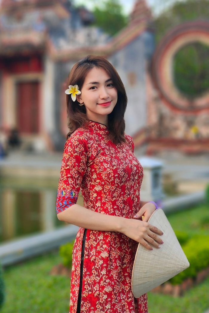 Từng bỏ học để kiếm tiền: Hòa Minzy nay giàu sụ, cả làng được hưởng