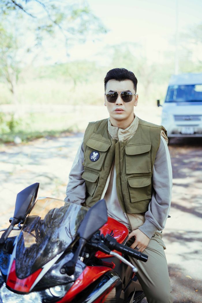 Từng phải bán tài sản chữa trị bệnh, giờ Ưng Hoàng Phúc giàu nứt vách