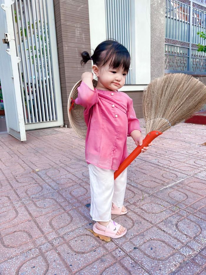 Ét ô ét: Mới 2 tuổi mà cô Tấm Winnie đã biết quét sân cho ba mẹ