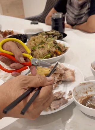 Số hưởng như Xoài Non: Bố chồng cắt bỏ thịt mỡ, mẹ chồng nấu bún cho