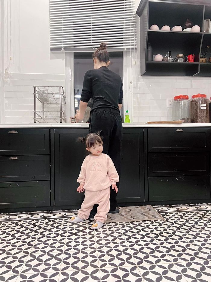 Winnie bé tí ti đã có lắm chức vụ: hết quản lý nay còn làm phụ bếp