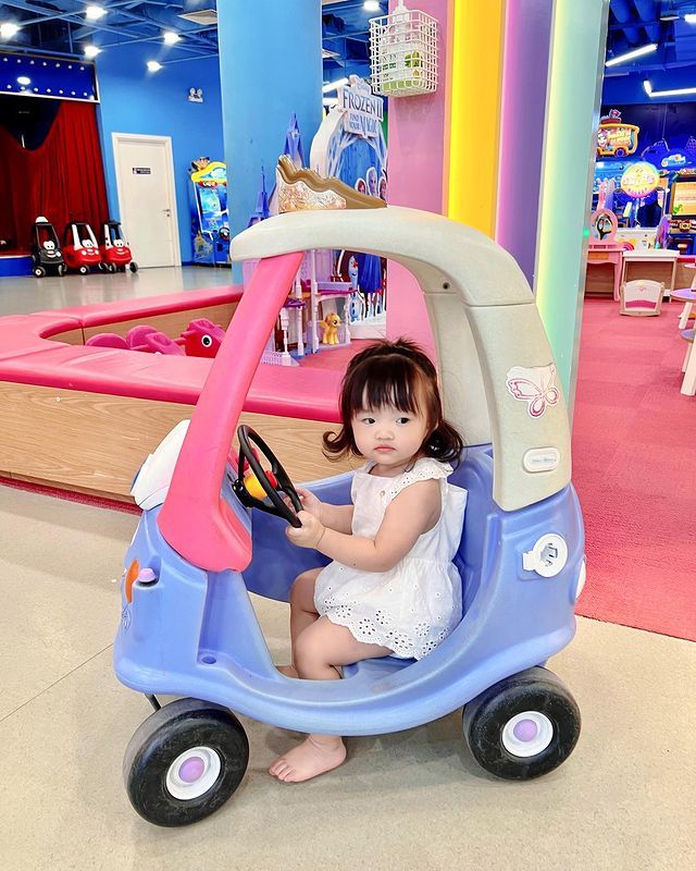 Winnie gần 2 tuổi: Biết phụ việc nhà, biết chu môi tạo dáng xì tin