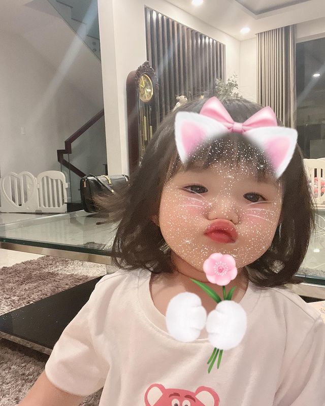 Winnie gần 2 tuổi: Biết phụ việc nhà, biết chu môi tạo dáng xì tin