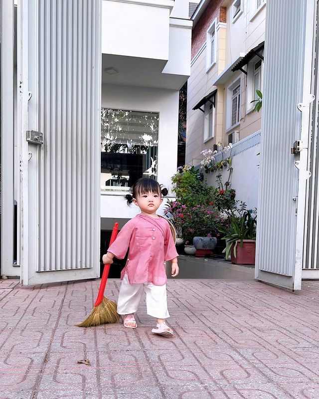 Winnie gần 2 tuổi: Biết phụ việc nhà, biết chu môi tạo dáng xì tin