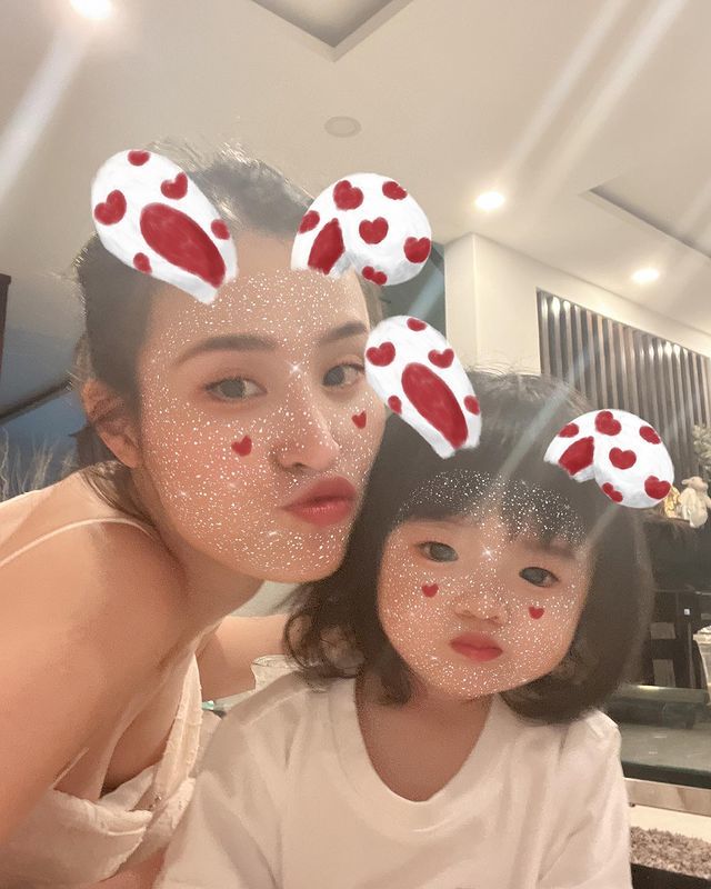 Winnie gần 2 tuổi: Biết phụ việc nhà, biết chu môi tạo dáng xì tin