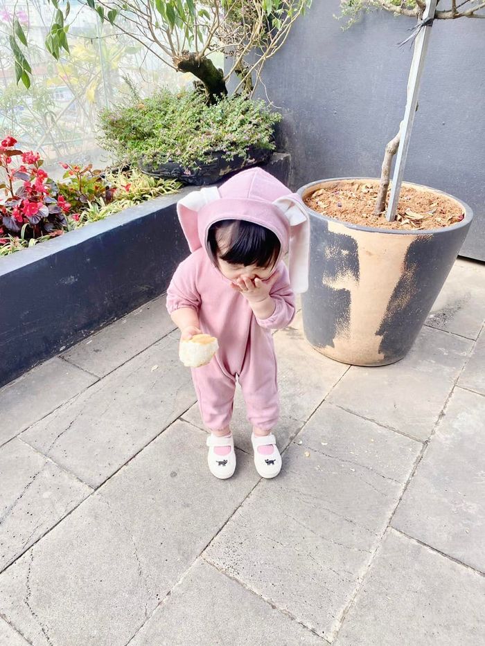 Winnie lên đồ cưng xỉu: là bé Thỏ nhưng thích ăn bánh mì nha