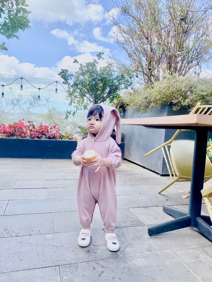 Winnie lên đồ cưng xỉu: là bé Thỏ nhưng thích ăn bánh mì nha