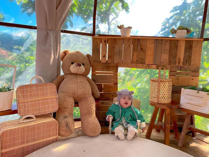 Xách theo cái ghế dựa, bé trai check in mọi ngõ ngách ở Đà Lạt
