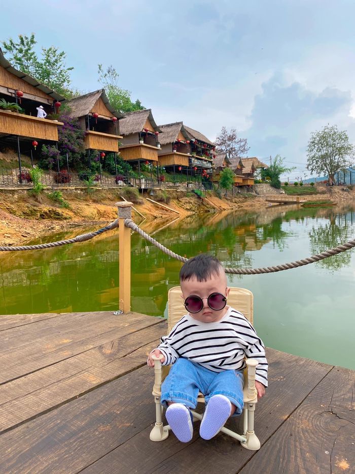 Xách theo cái ghế dựa, bé trai check in mọi ngõ ngách ở Đà Lạt