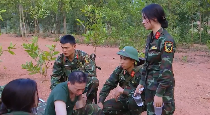 Xúc động cảnh Hòa Minzy vỗ về đồng đội trong Sao Nhập Ngũ 2022