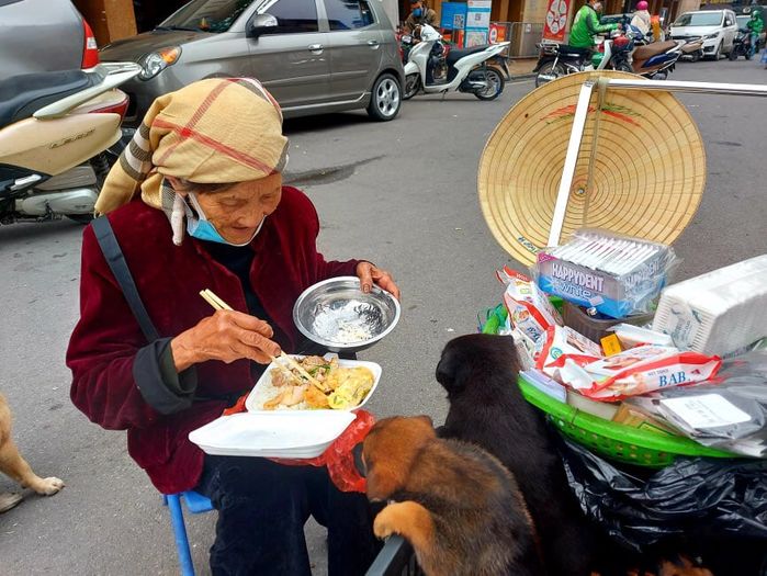 Cụ ngoại 100 tuổi vẫn bán hàng rong: Nuôi em cún để bầu bạn