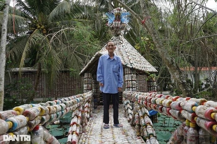 Cụ ông miền Tây 77 tuổi và hành trình xây nhà trên sông bằng chai nhựa