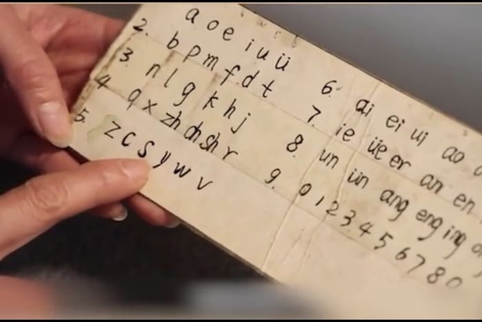 10 năm chăm chồng bệnh, tự tạo bảng mã nói chuyện với chồng