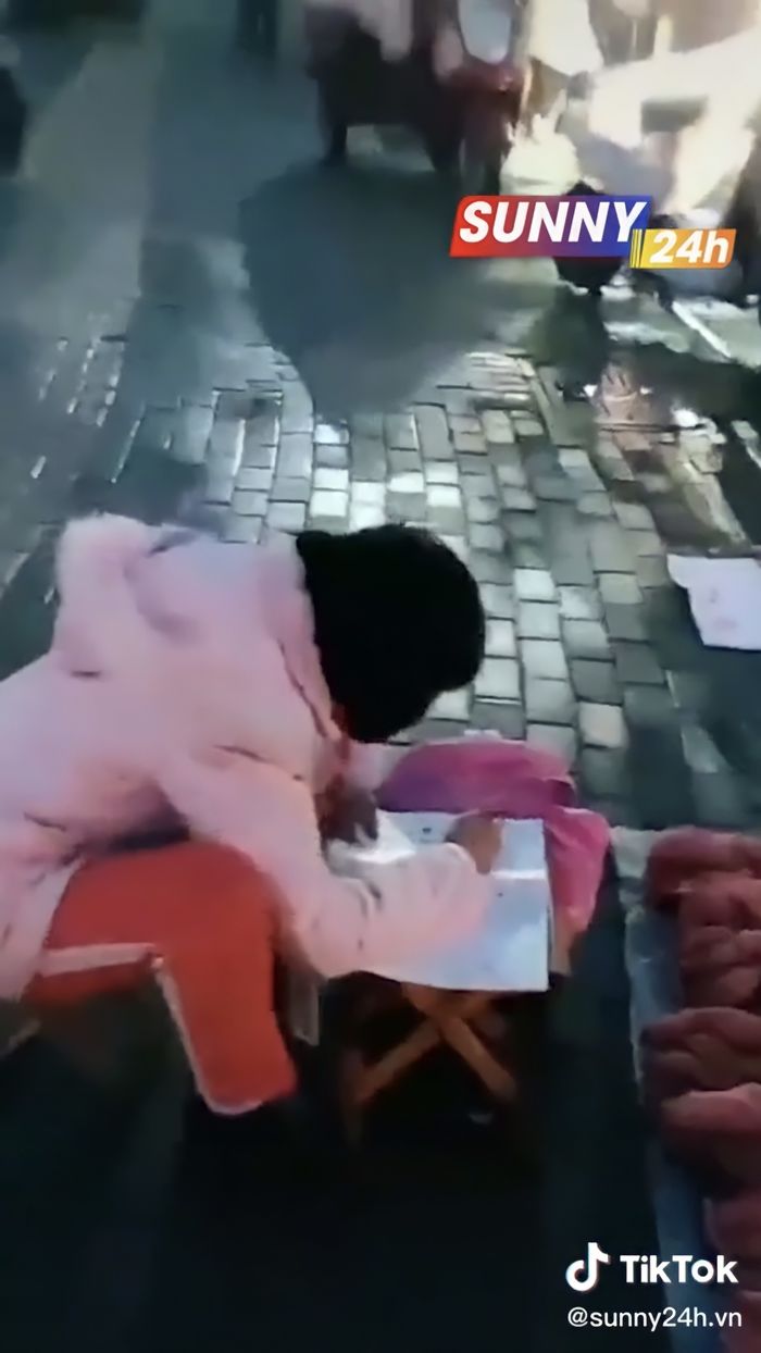 Em gái 2 tuổi bệnh nan y, chị gái 10 tuổi bán khoai kiếm tiền