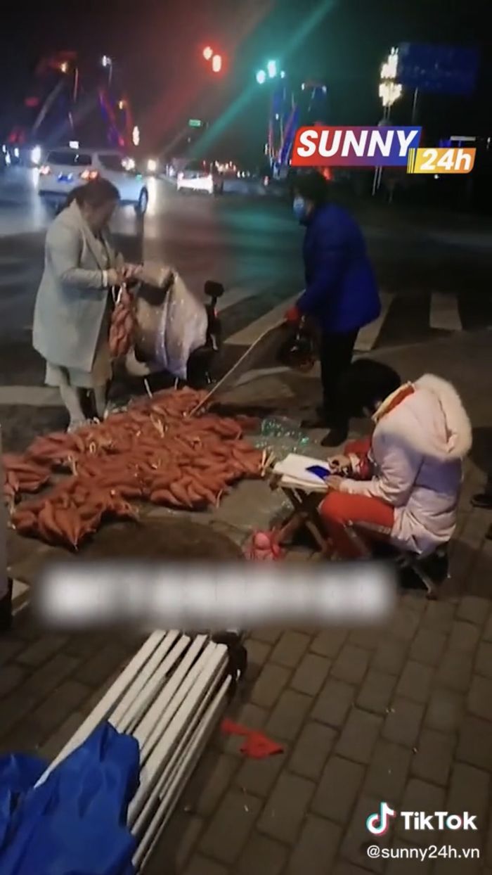 Em gái 2 tuổi bệnh nan y, chị gái 10 tuổi bán khoai kiếm tiền