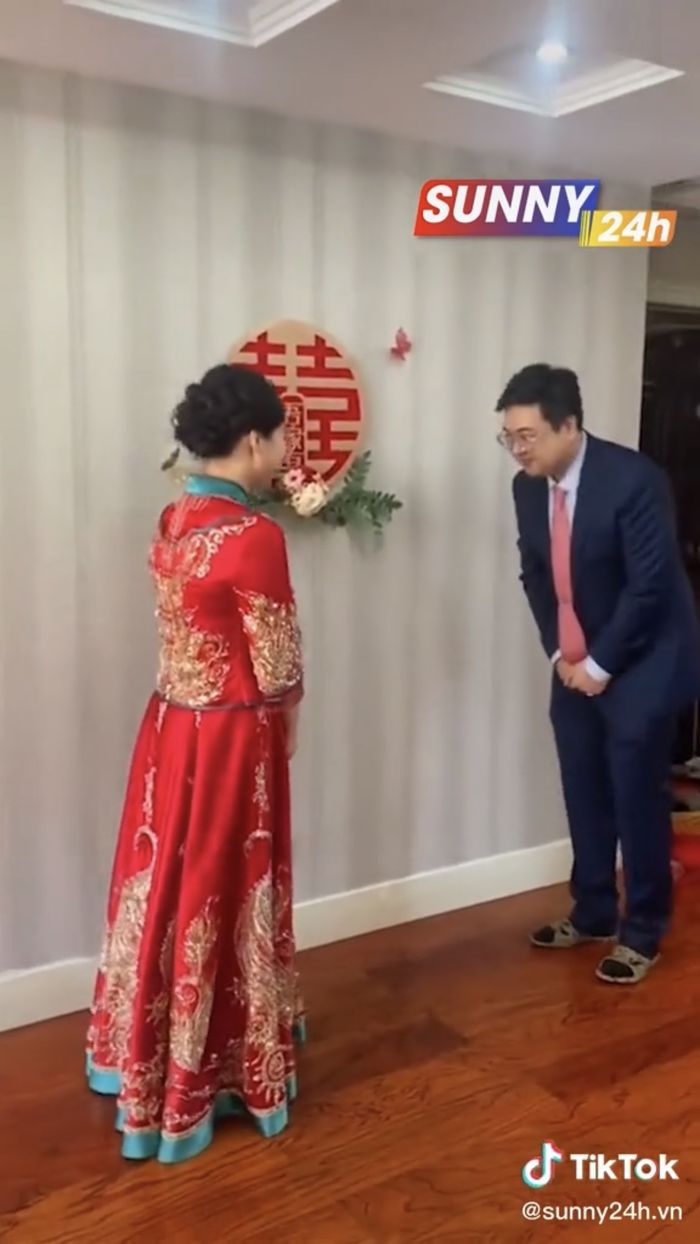 Chú rể bị cách ly vì Covid, cô dâu sang hỏi cưới tận nhà