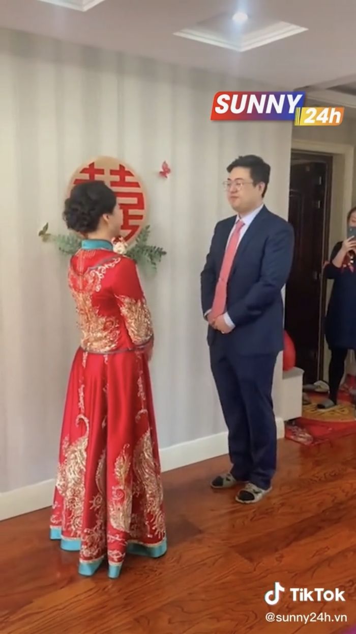 Chú rể bị cách ly vì Covid, cô dâu sang hỏi cưới tận nhà