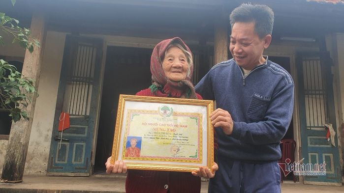 Cụ bà 108 tuổi: Uống tăng lực mỗi ngày, trèo cây leo tường thoăn thoắt
