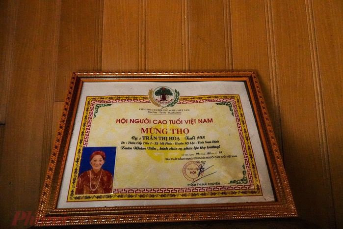 Cụ bà 108 tuổi: Uống tăng lực mỗi ngày, trèo cây leo tường thoăn thoắt