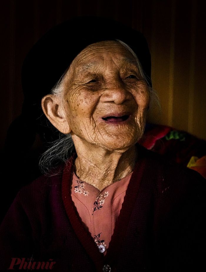 Cụ bà 108 tuổi: Uống tăng lực mỗi ngày, trèo cây leo tường thoăn thoắt