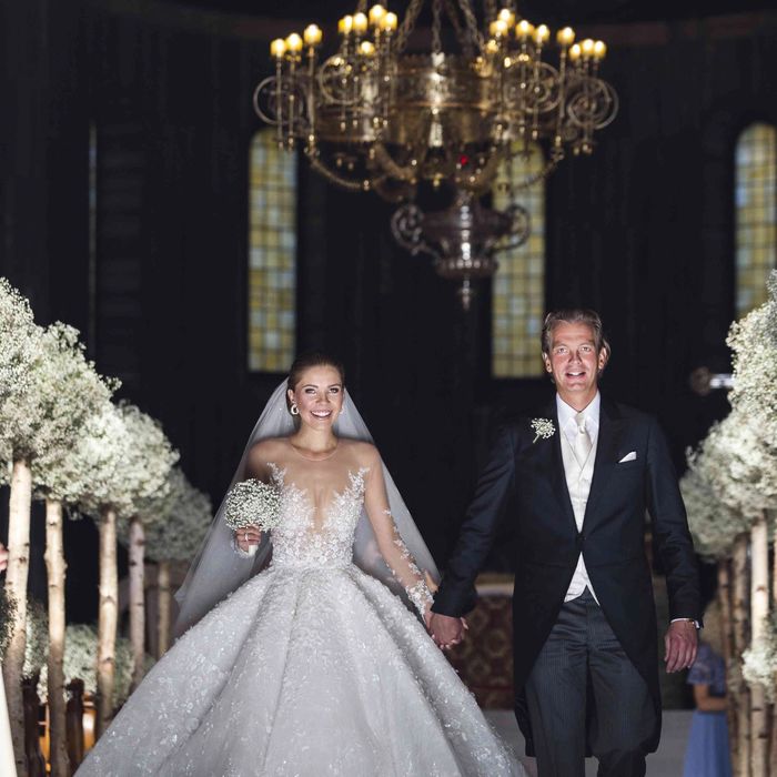 Đám cưới ái nữ đế chế pha lê: Váy cưới 22 tỷ, tiệc cưới đãi 3 ngày