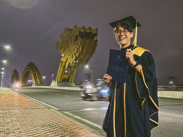 Chàng sinh viên mới tốt nghiệp: Mặc đồ cử nhân checkin Bắc-Trung-Nam
