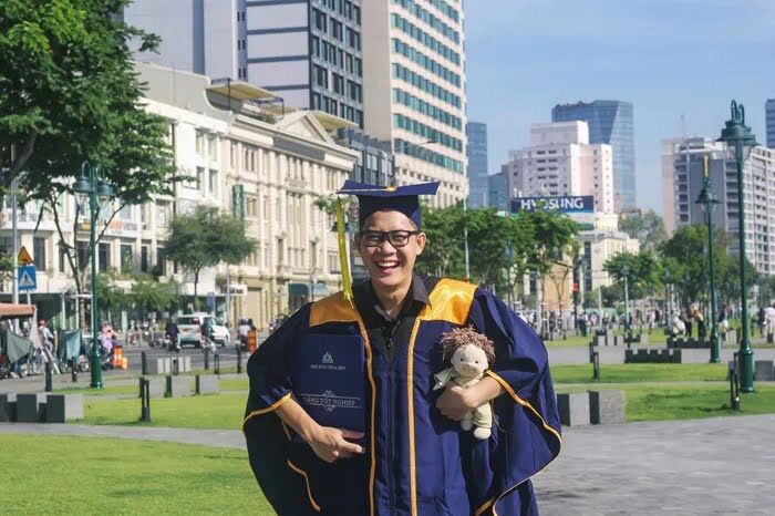Chàng sinh viên mới tốt nghiệp: Mặc đồ cử nhân checkin Bắc-Trung-Nam