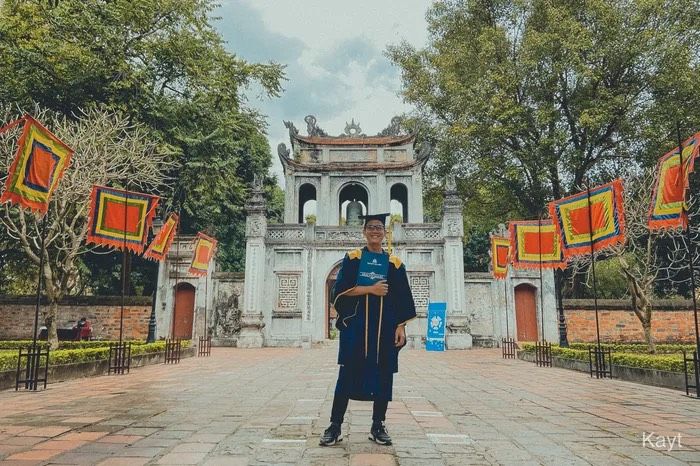 Chàng sinh viên mới tốt nghiệp: Mặc đồ cử nhân checkin Bắc-Trung-Nam