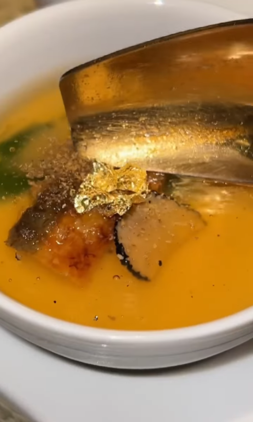 Chi 12 triệu VNĐ để ăn ở nhà hàng cao nhất Việt Nam: Trứng dát vàng