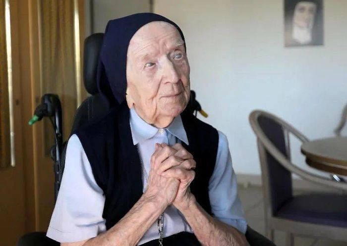 Cụ bà 117 tuổi sống lâu nhất thế giới: Ăn socola và uống rượu vang