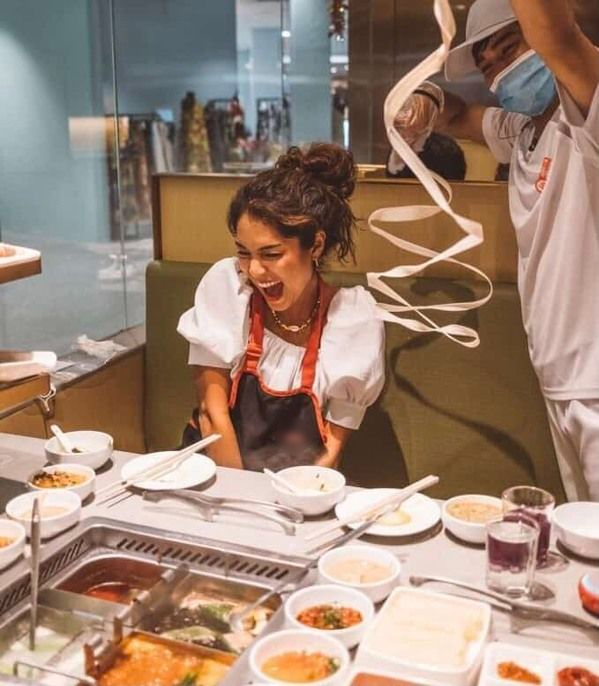 Muôn kiểu sự cố khó đỡ khi xem đặc sản múa mì ở nhà hàng lẩu có tiếng