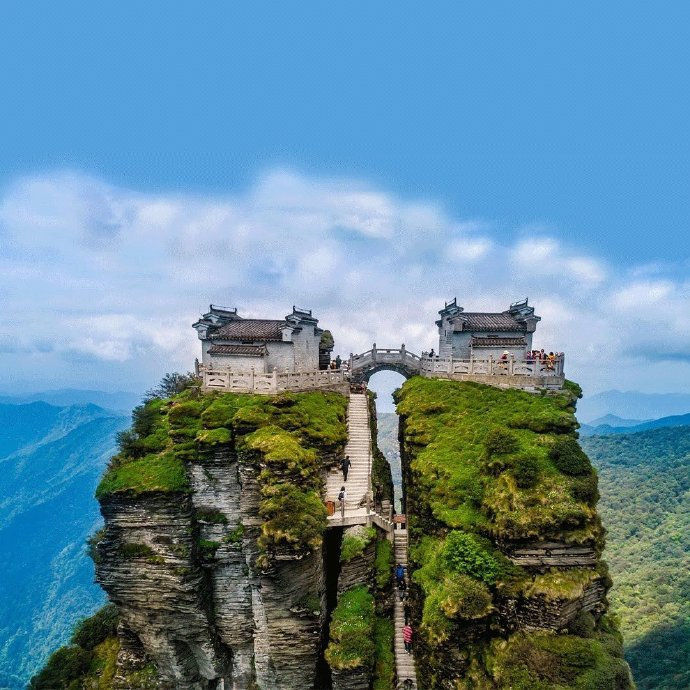 Ngôi đền đôi nằm cheo leo trên đỉnh núi có tuổi thọ hơn 500 năm