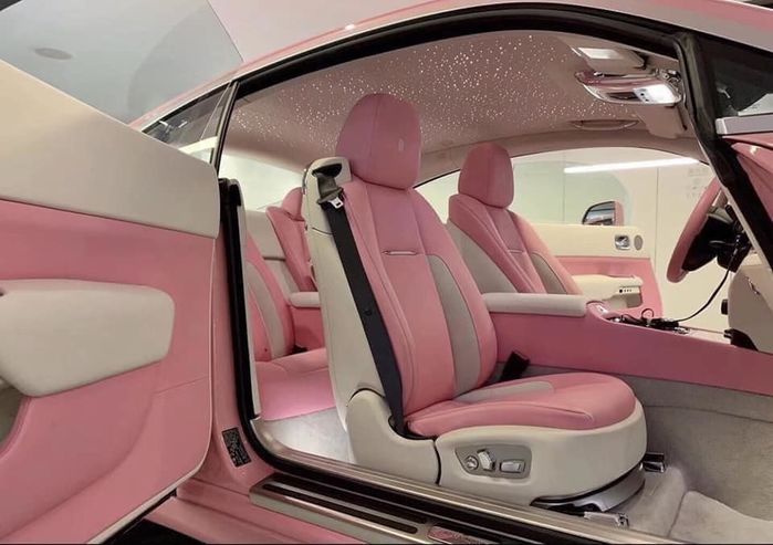 Cận cảnh Rolls-Royce Wraith màu hồng 35 tỷ làm chị em mê đắm