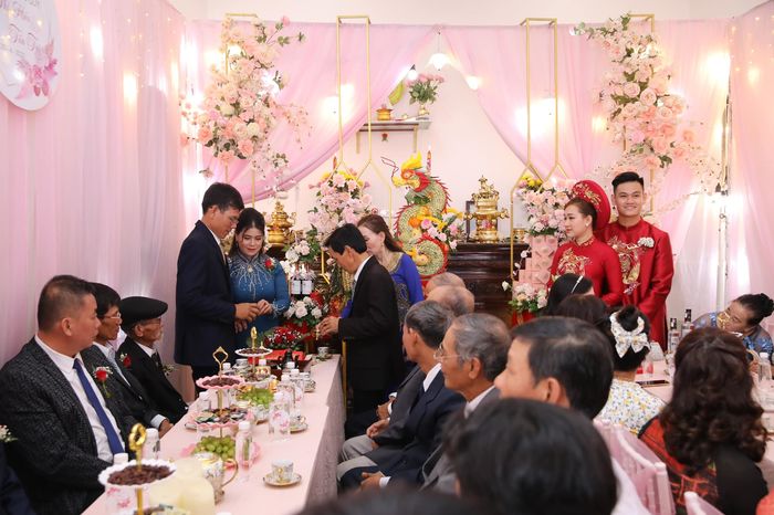 Cầu thủ Hồ Tấn Tài đưa vợ và con trai đi hưởng tuần trăng mật