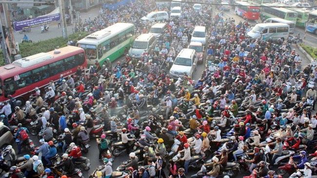 Nhiều người nô nức đổ về Vũng Tàu: Bến phà Cần Giờ kẹt cứng