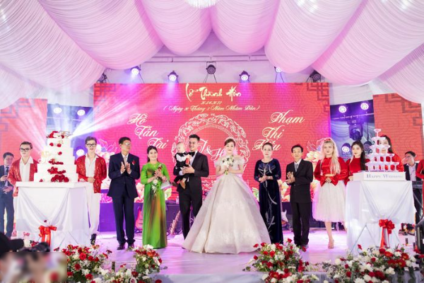 Cầu thủ Hồ Tấn Tài đưa vợ và con trai đi hưởng tuần trăng mật