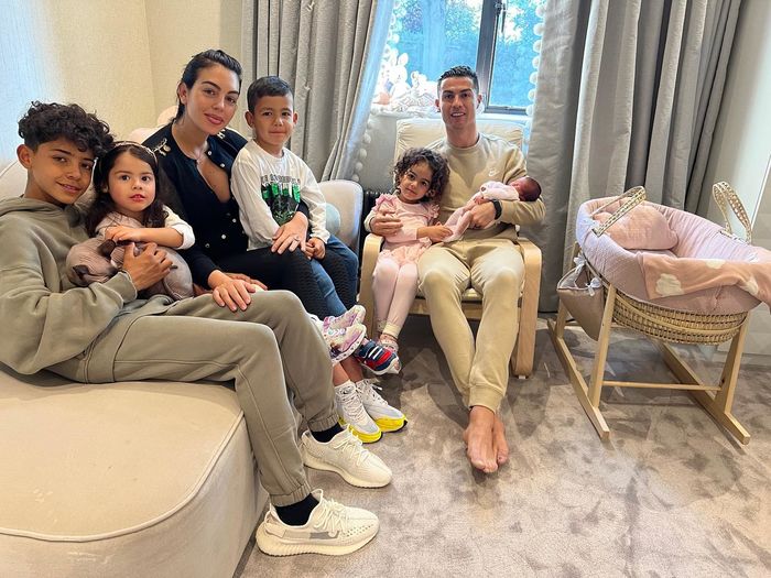 Siêu sao bóng đá CR7 đón công chúa mới sinh về nhà