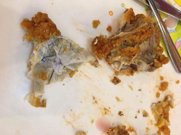 Thương hiệu nổi tiếng phục vụ gà rán trắng bệch nhìn là hết thèm