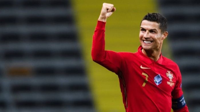 Siêu sao bóng đá CR7 đón công chúa mới sinh về nhà