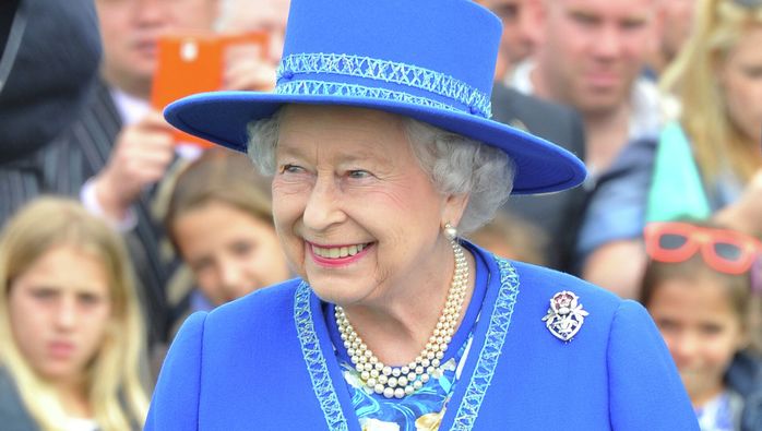 95 tuổi Nữ hoàng Anh vẫn có làn da đẹp mê: Không cho ai động vào da