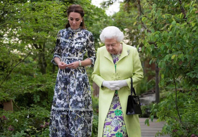 95 tuổi Nữ hoàng Anh vẫn có làn da đẹp mê: Không cho ai động vào da