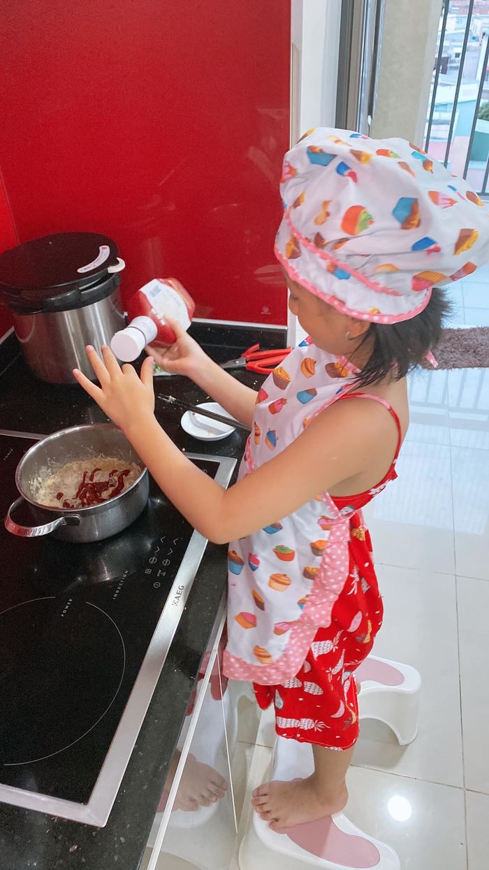 Nhóc tỳ Vbiz vào bếp: Rich kid nhà Trang Trần biết nấu mì Ý