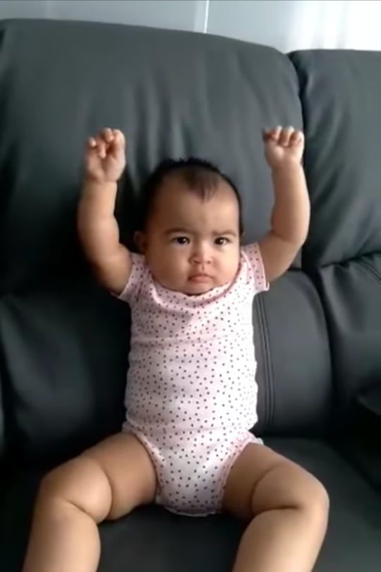 Con gái Võ Hạ Trâm tập thể dục nhưng mà nó lạ lắm: hợp tác cho mẹ vui