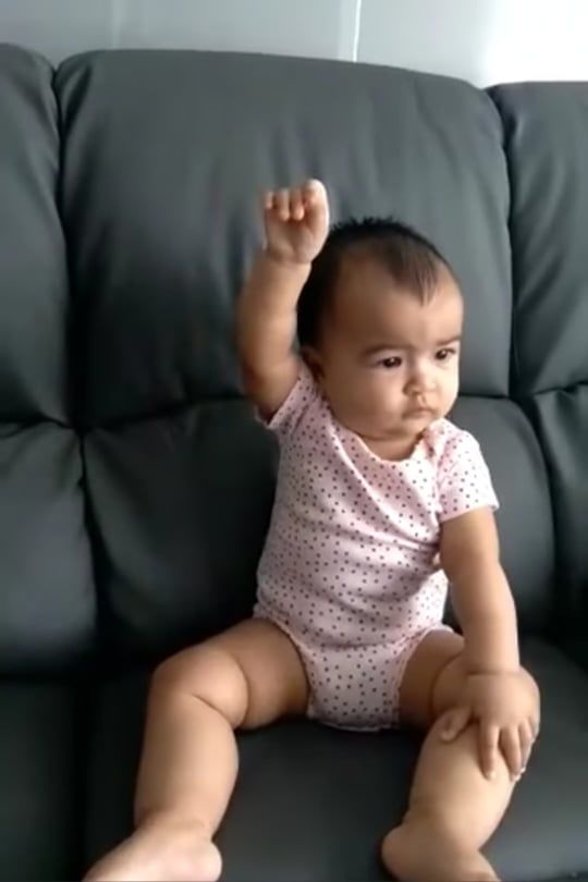 Con gái Võ Hạ Trâm tập thể dục nhưng mà nó lạ lắm: hợp tác cho mẹ vui