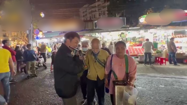 Ấm lòng nam thanh niên thổi sáo hộ ông lão bán hàng rong ở Đà Lạt