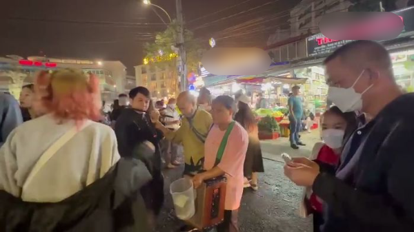 Ấm lòng nam thanh niên thổi sáo hộ ông lão bán hàng rong ở Đà Lạt
