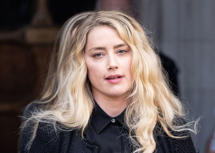 Amber Heard gặp lại chồng cũ toàn diện đồ màu tối, make up tiều tụy