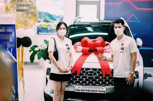 Bạn gái Đình Trọng bắt được hoa cưới: vũ trụ gửi tín hiệu