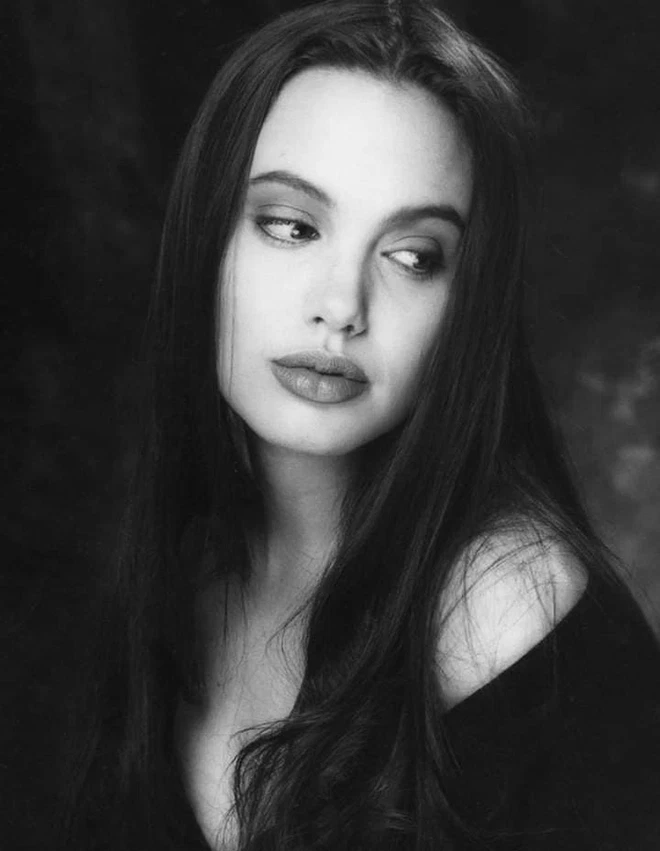 Angelina Jolie hồi trẻ cực cháy: Gương mặt chuẩn báu vật nhan sắc