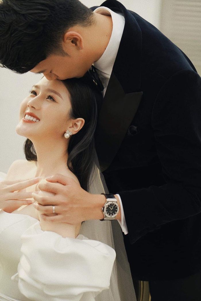 Ảnh cưới lung linh của cầu thủ Thành Chung và vợ xinh như hoa hậu